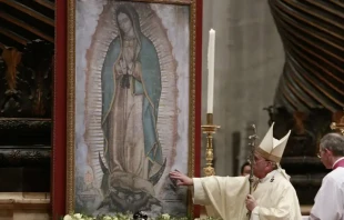 El Papa Francisco reza ante imagen de la Virgen de Guadalupe en la Basu00edlica de San Pedro. Cru00e9dito: Daniel Ibu00e1u00f1ez / ACI Prensa 