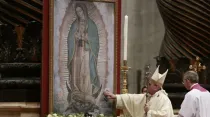 El Papa Francisco reza ante imagen de la Virgen de Guadalupe en la Basílica de San Pedro. Crédito: Daniel Ibáñez / ACI Prensa