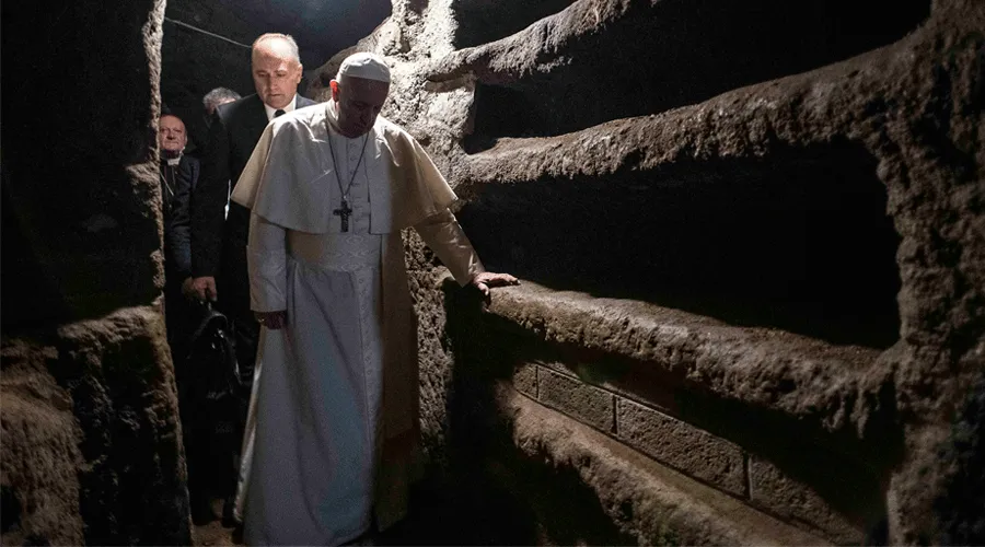 El Papa Francisco durante una visita a las catacumbas. Foto: Vatican Media