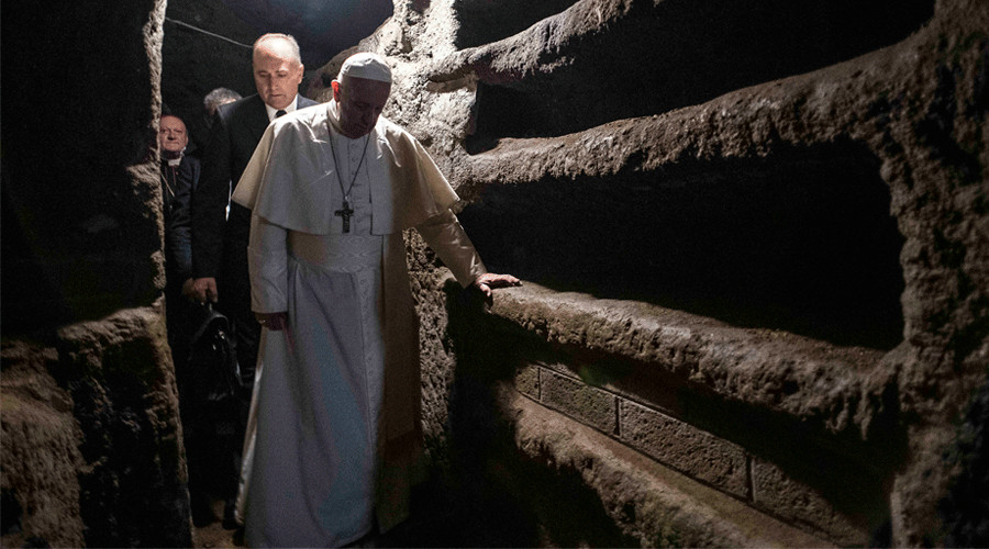 El Papa Francisco durante una visita a las catacumbas. Foto: Vatican Media?w=200&h=150