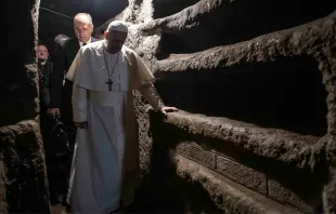 El Papa Francisco durante una visita a las catacumbas. Foto: Vatican Media 
