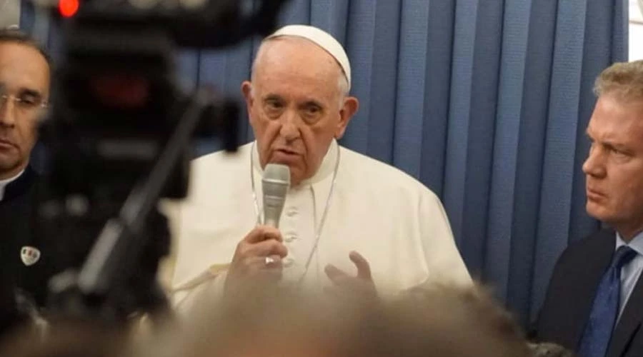 Papa Francisco en el vuelo de regreso de Irlanda a Roma. Foto: Hannah Brockhaus / ACI Prensa.?w=200&h=150