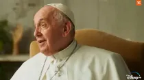 El Papa en el documental de Disney+ "Amén. Francisco responde". Captura de pantalla del tráiler en Youtube