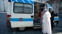 El Papa Francisco bendice una ambulancia para socorrer a los más pobres de Roma. Crédito: Vatican Media