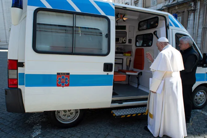 Papa Francisco bendice ambulancia para los más pobres de Roma