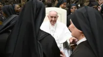 El Papa Francisco con un grupo de religiosas en el Vaticano. Crédito: Vatican Media