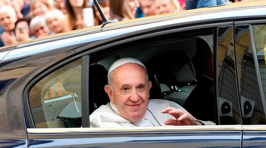 El Papa visita de sorpresa comunidad que cura “heridas del alma” de personas necesitadas