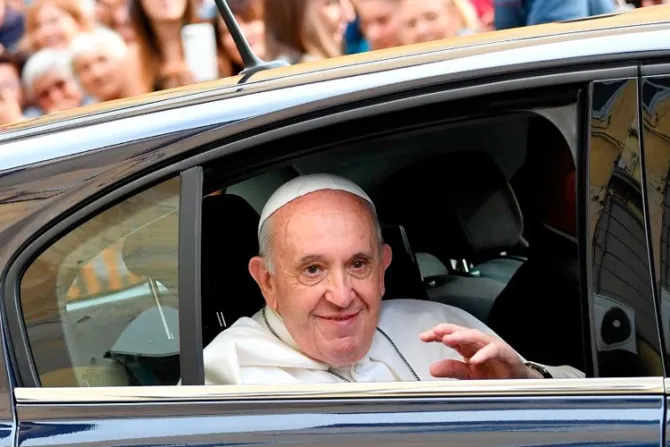 El Papa visita de sorpresa comunidad que cura “heridas del alma” de personas necesitadas