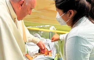 El Papa Francisco bautiza a un bebu00e9 en el Hospital Gemelli. Cru00e9dito: Vatican Media 
