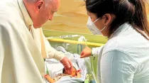 El Papa Francisco bautiza a un bebé en el Hospital Gemelli. Crédito: Vatican Media