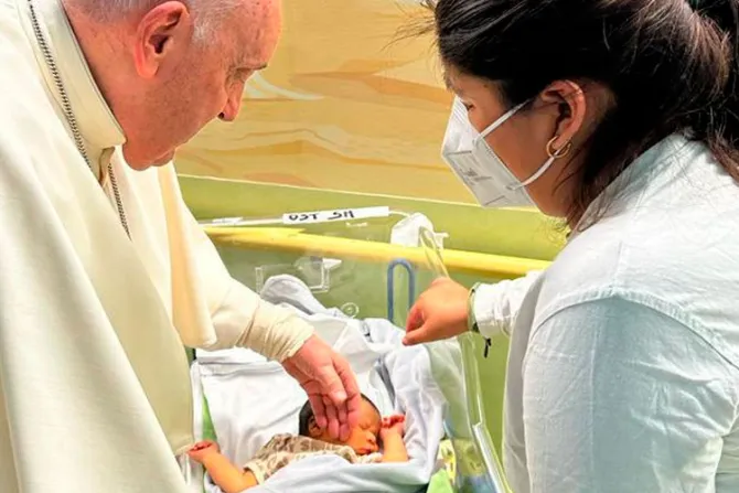 El Papa Francisco bautiza a un bebé en el Hospital Gemelli