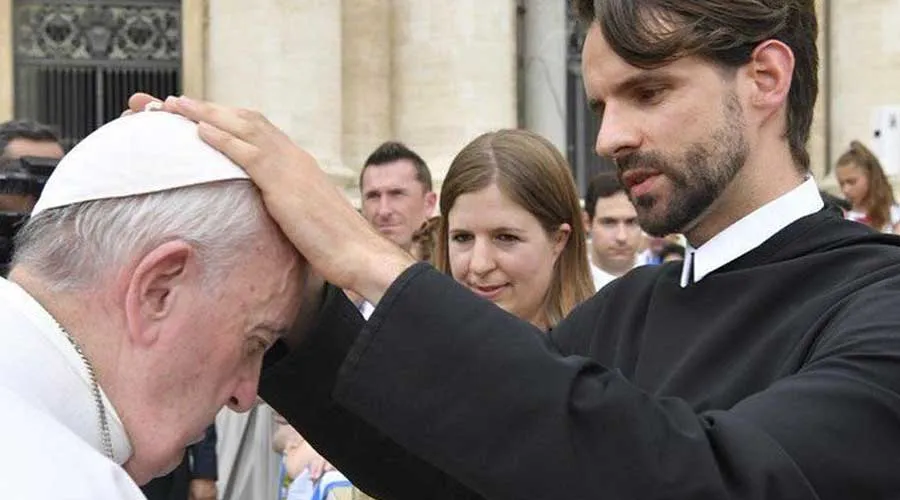 El Papa Francisco recibe la bendición del P.Johannes Feierabend durante la Audiencia General del 28 de agosto. Crédito: Vatican Media.?w=200&h=150