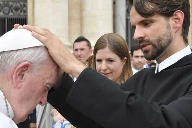El Papa Francisco recibe bendición de un sacerdote recién ordenado
