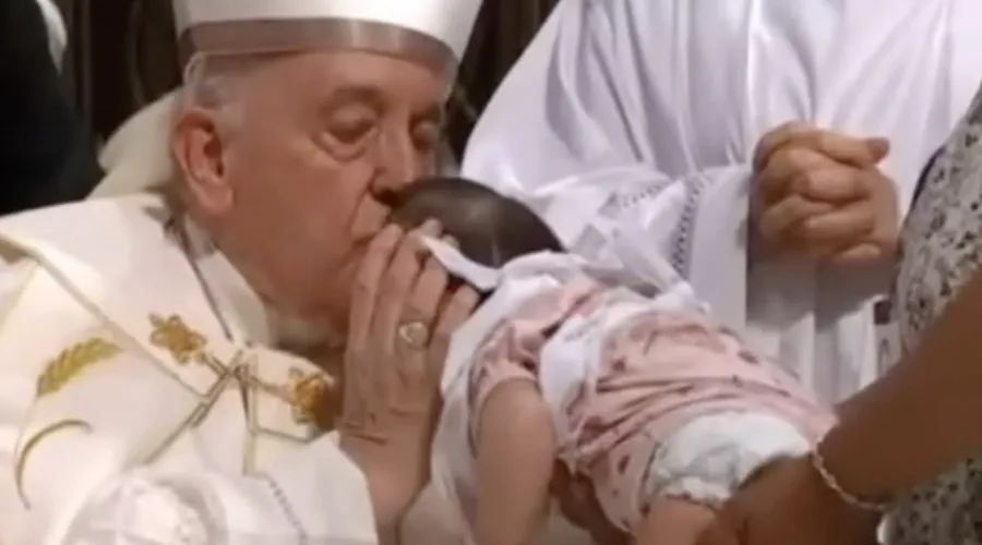 La conmovedora bendición del Papa Francisco a bebé con rara enfermedad en Canadá [VIDEO]