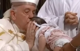 El Papa Francisco besa a la pequeu00f1a Everly, en el Santuario de Sainte-Anne-de-Beaupru00e9 en Quebec, Canadu00e1. Cru00e9dito: Captura de video / Vatican Media. 