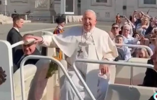 Papa Francisco bromea con miembros de los Legionarios de Cristo en la Plaza de San Pedro, este 11 de mayo. Cru00e9dito: Captura de video / TikTok. 