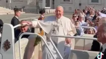Papa Francisco bromea con miembros de los Legionarios de Cristo en la Plaza de San Pedro, este 11 de mayo. Crédito: Captura de video / TikTok.