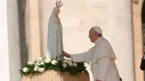 El Papa Francisco reza ante la Virgen de Fátima. Crédito: Daniel Ibáñez / ACI Prensa