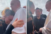 El Papa Francisco deja el hospital y consuela a padres que perdieron a su hija