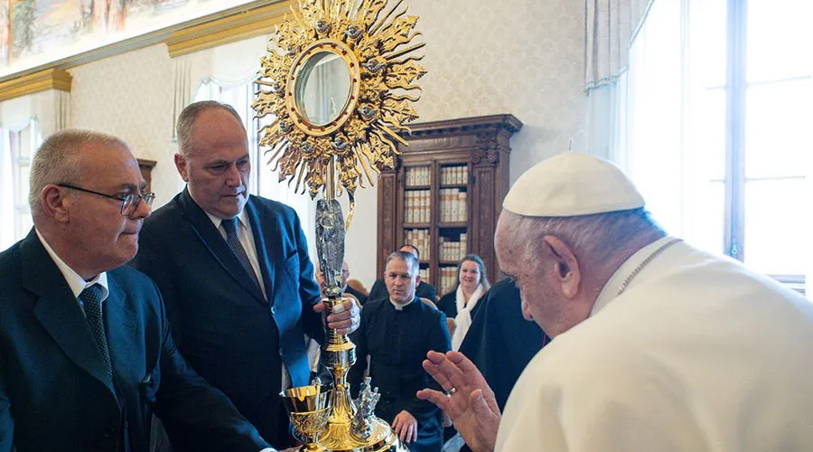 El Papa Francisco bendice la custodia mexicana que se usará en el Congreso Eucarístico de 2024. Crédito: Vatican Media?w=200&h=150