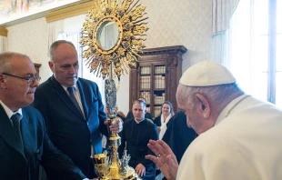 El Papa Francisco bendice la custodia mexicana que se usaru00e1 en el Congreso Eucaru00edstico de 2024. Cru00e9dito: Vatican Media 