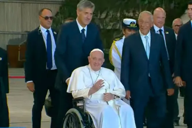 El Papa Francisco se despide de Lisboa tras la JMJ y parte a Roma