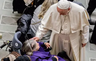 El Papa Francisco bendice a una persona en silla de ruedas. Foto: Daniel Ibáñez / ACI Prensa 