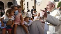 Papa Francisco saluda y bendice a una familia numerosa este 9 de septiembre en el Vaticano. Crédito: Instagram / Franciscus.