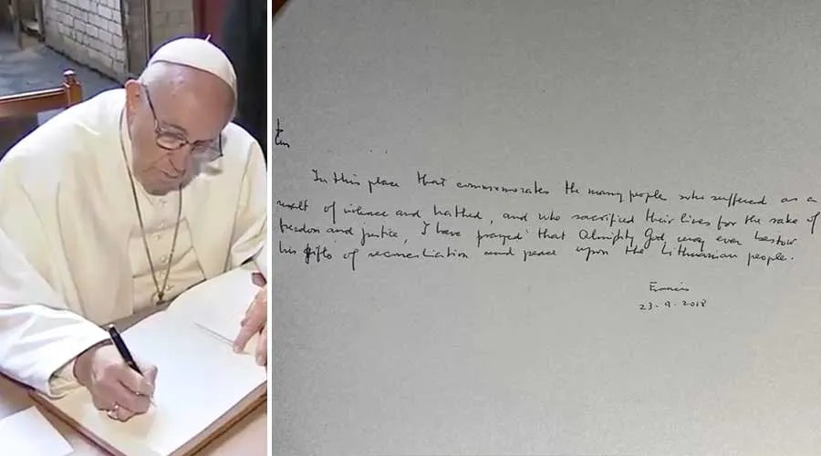 Papa Francisco escribe un mensaje en el libro de visitas del Museo de la Ocupación y Lucha por la Libertad de Lituania. Fotos: Vatican Media.