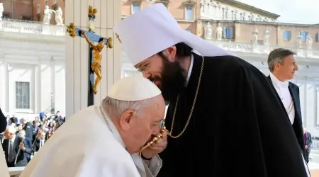 El Papa Francisco saluda al metropolita ortodoxo ruso Antonij después de la audiencia general