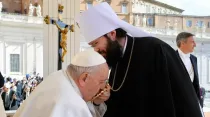 El Papa Francisco después de la audiencia general saluda al metropolita ruso Antonij. Crédito: Vatican Media.
