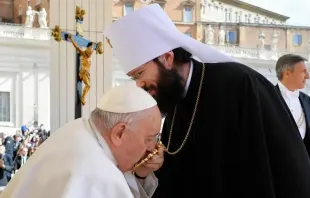 El Papa Francisco después de la audiencia general saluda al metropolita ruso Antonij. Crédito: Vatican Media. 