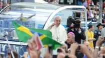 El Papa Francisco saluda a los jóvenes en la JMJ Río 2013. Crédito: Flickr Jornada Mundial da Juventude (CC BY-NC-SA 2.0)