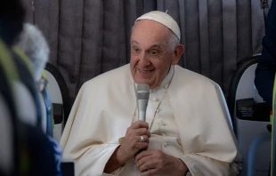 Papa Francisco en rueda de prensa al volver de Lisboa a Roma, este 6 de agosto. Cru00e9dito: Daniel Ibu00e1u00f1ez / ACI Prensa. 