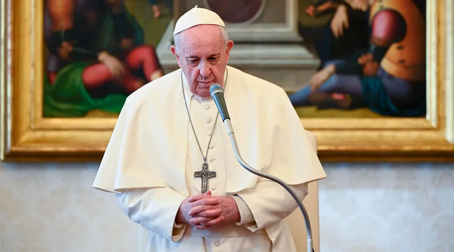 El Papa Francisco reza durante la Audiencia General. Foto: Vatican Media