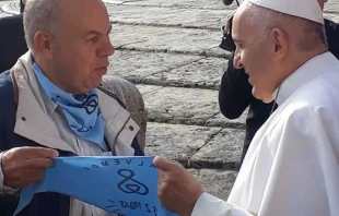 El Papa Francisco recibe el pau00f1uelo celeste de Salvemos las 2 Vidas el 21 de noviembre. Foto: Cortesu00eda de Antonio Carlos Tavares de Mello. 