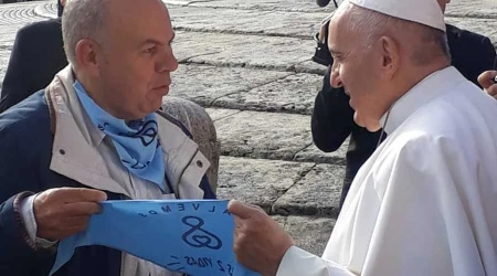 El Papa Francisco recibiu00f3 el pau00f1uelo celeste de u201cSalvemos las 2 Vidasu201d