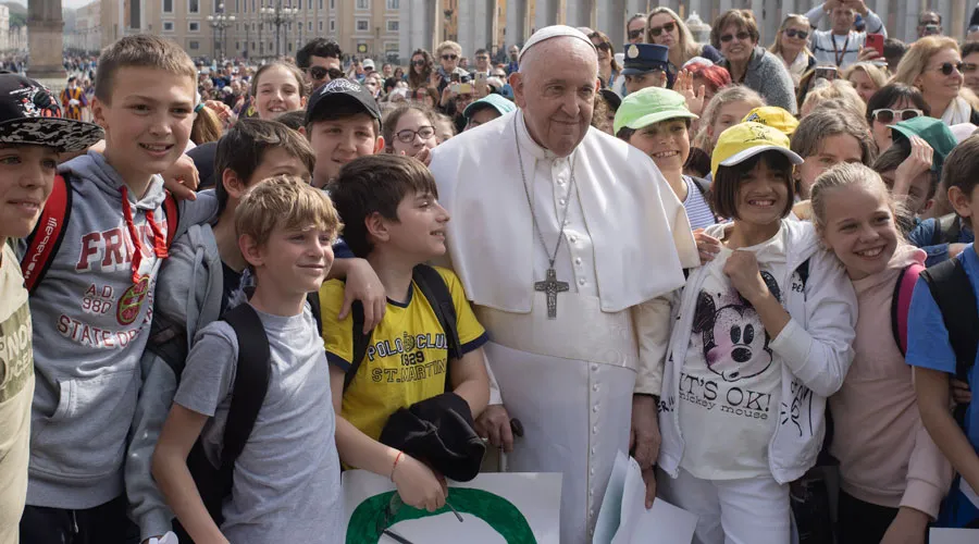 El Papa Francisco con un grupo de niños y jóvenes en el Vaticano. Crédito: Daniel Ibáñez / ACI Prensa?w=200&h=150