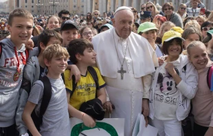 El Papa Francisco con un grupo de niu00f1os y ju00f3venes en el Vaticano. Cru00e9dito: Daniel Ibu00e1u00f1ez / ACI Prensa 