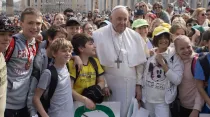 El Papa Francisco con un grupo de niños y jóvenes en el Vaticano. Crédito: Daniel Ibáñez / ACI Prensa