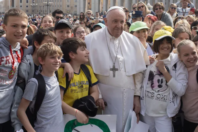 Papa Francisco explica cómo debe ser una parroquia y comparte su mejor recuerdo de párroco