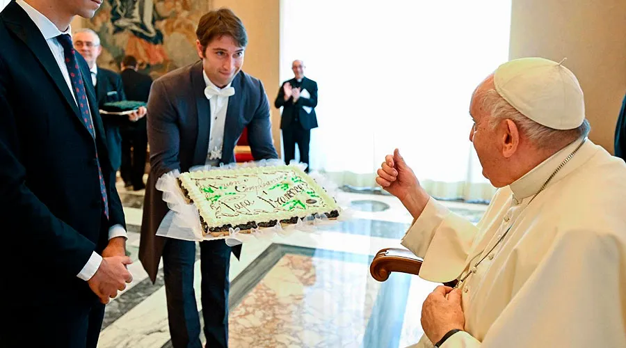 Seminaristas regalan un pastel de cumpleaños al Papa Francisco
