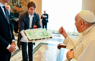 El Papa Francisco recibe un pastel de cumpleau00f1os por sus 86 au00f1os. Cru00e9dito: Vatican Media 