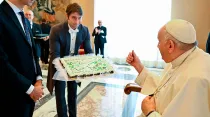 El Papa Francisco recibe un pastel de cumpleaños por sus 86 años. Crédito: Vatican Media