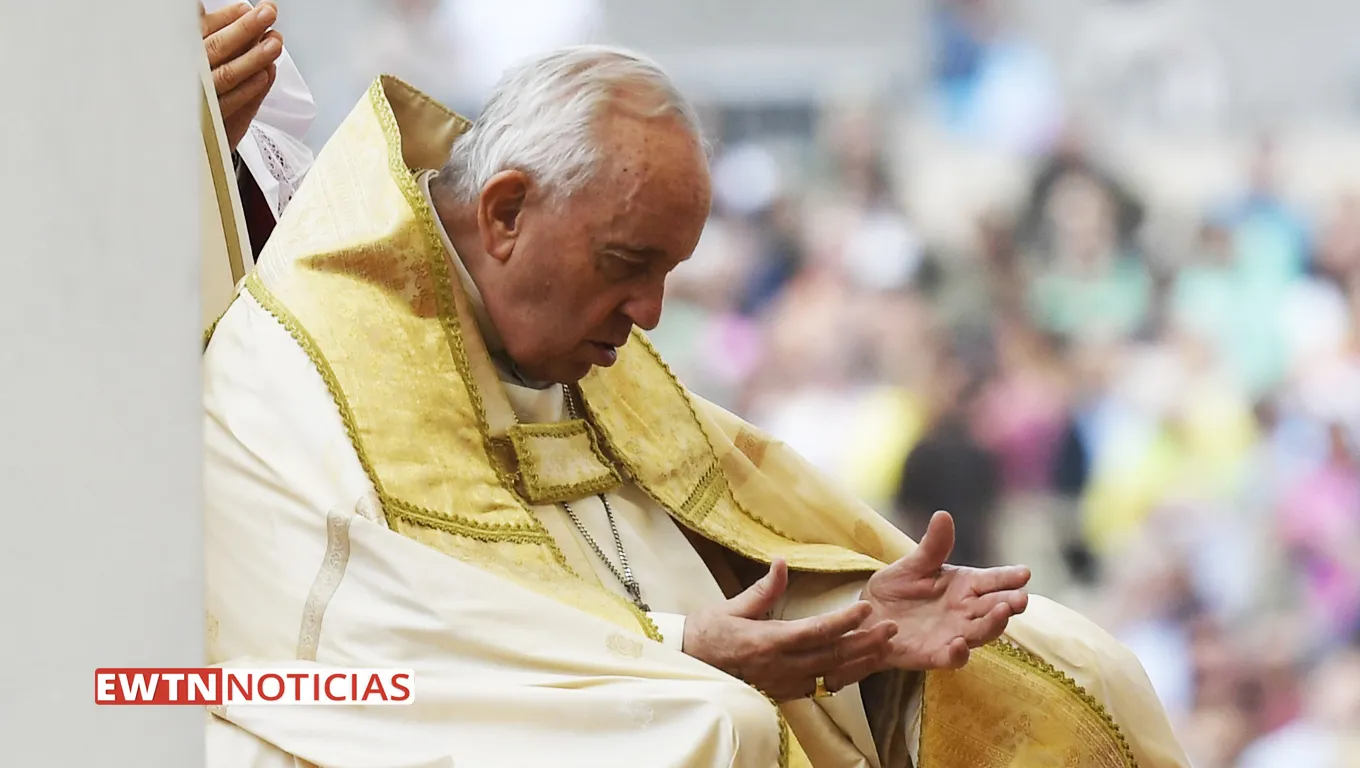 Papa Francisco rezando en la beatificación de Juan Pablo I. Crédito: EWTN Noticias
