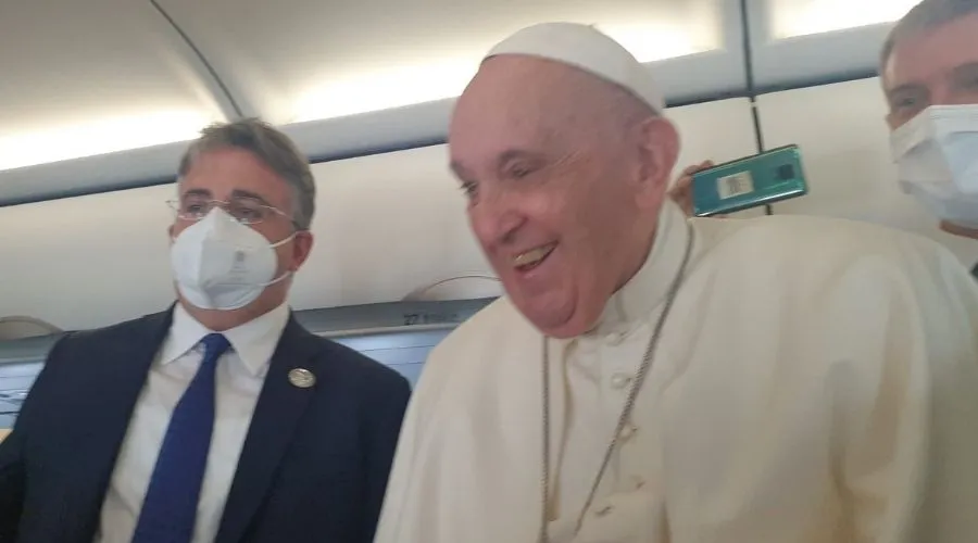 Imagen referencial / Papa Francisco en el avión rumbo a Budapest, Hungría. Crédito: Andrea Gagliarducci / ACI Prensa.