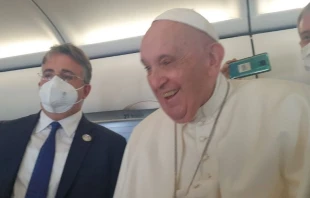 Imagen referencial / Papa Francisco en el aviu00f3n rumbo a Budapest, Hungru00eda. Cru00e9dito: Andrea Gagliarducci / ACI Prensa. 
