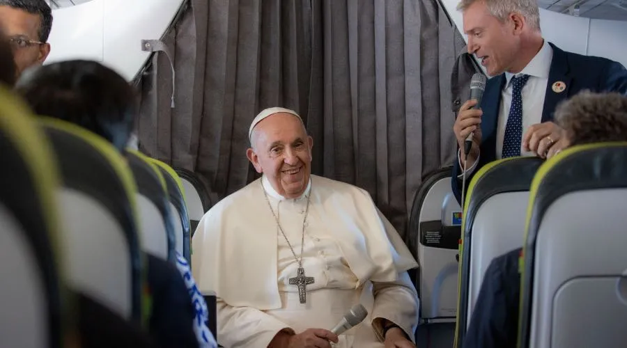 Papa Francisco en rueda de prensa al volver de Lisboa a Roma, este 6 de agosto. Crédito: Daniel Ibáñez / ACI Prensa.?w=200&h=150