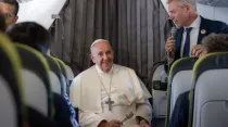 Papa Francisco en rueda de prensa al volver de Lisboa a Roma, este 6 de agosto. Crédito: Daniel Ibáñez / ACI Prensa.