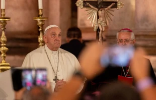 El Papa Francisco en el rezo de las Vu00edsperas con los obispos, sacerdotes, religiosas y seminaristas en Lisboa. Cru00e9dito: Daniel Ibu00e1u00f1ez / ACI Prensa 